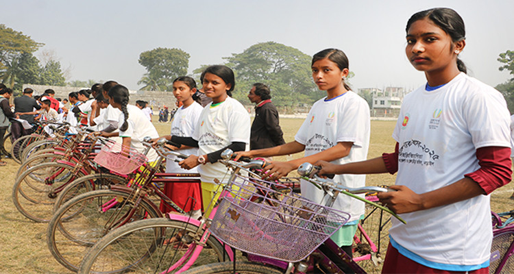 নড়াইলে তারুণ্যের উৎসবে বালক-বালিকাদের সাইক্লিং প্রতিযোগিতা