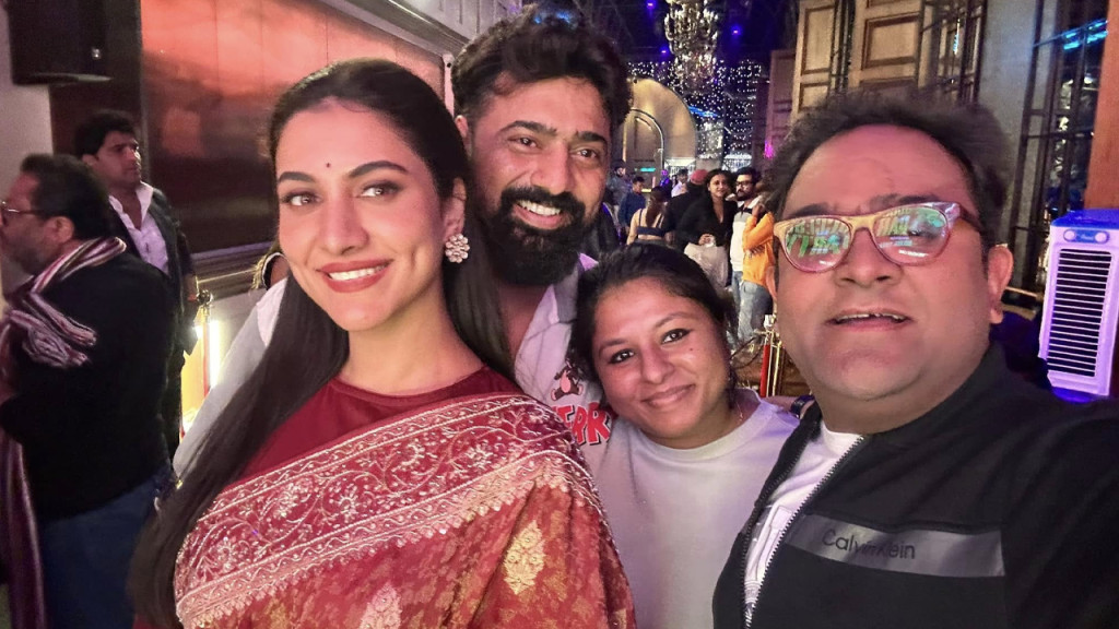 বিতর্কিত ময়ূখের সঙ্গে সেলফি : কটাক্ষের শিকার দেব-রুক্মিণী