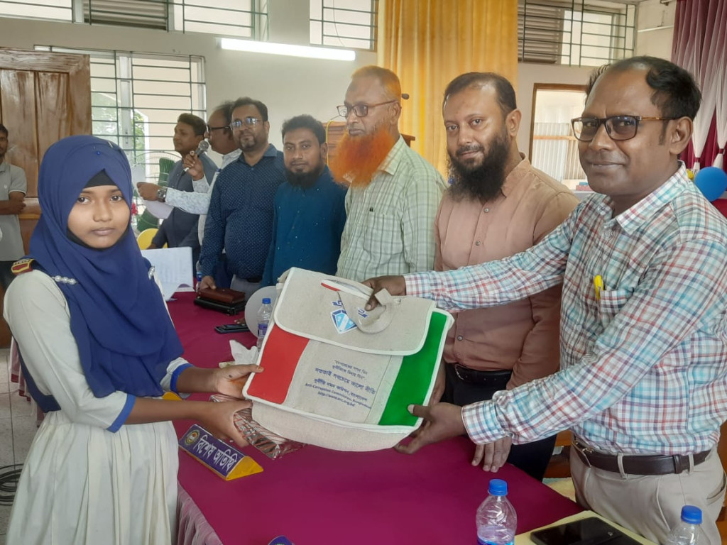 লোহাগড়ায় দুর্নীতিবিরোধী বিতর্ক ও রচনা প্রতিযোগিতা