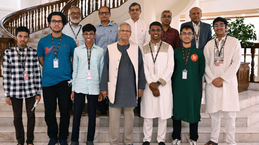 প্রধান উপদেষ্টার সঙ্গে সাক্ষাৎ করেছেন অলিম্পিয়াডে পদকজয়ী ছয় শিক্ষার্থী