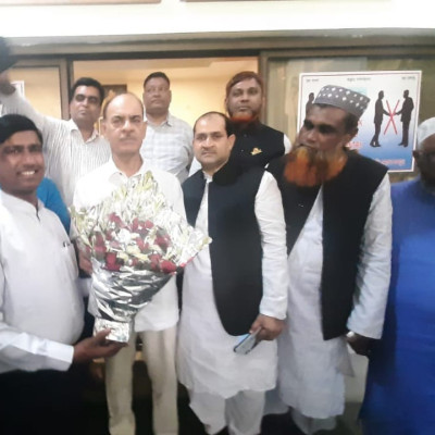 মুহাম্মদ ফারুক খান এমপিকে গোপালগঞ্জ-১ আসনে পুনরায় মনোনয়ন দেওয়ায় নেতৃবৃন্দের ফুলেল শুভেচ্ছা জ্ঞাপন