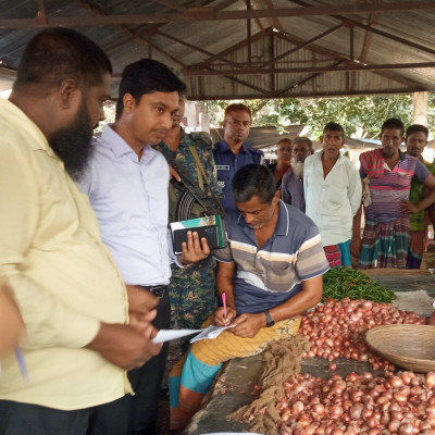 নড়াইলে টাস্কফোর্স কমিটির অভিযানে দুই ব্যবসায়ীকে জরিমানা