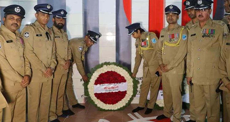 গোপালগঞ্জে একুশের প্রথম প্রহরে জেলা পুলিশের  শ্রদ্ধাঞ্জলি