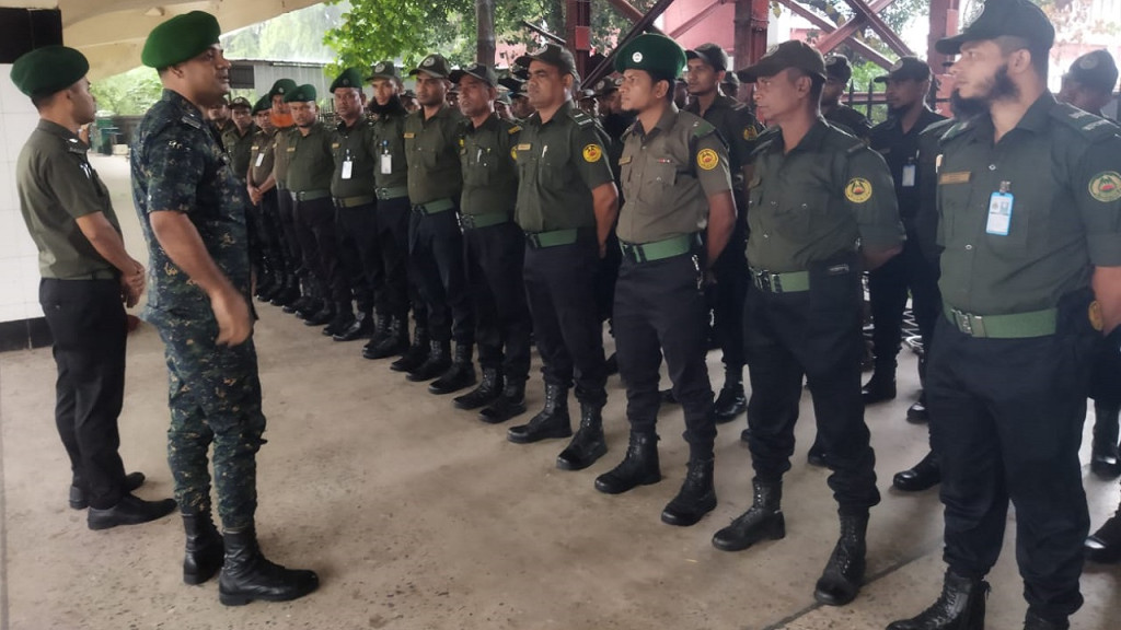 ঈদ উপলক্ষে কমলাপুর রেলওয়ে স্টেশনে যাত্রীসেবা ও নিরাপত্তায় ৭৪ জন আনসার মোতায়েন