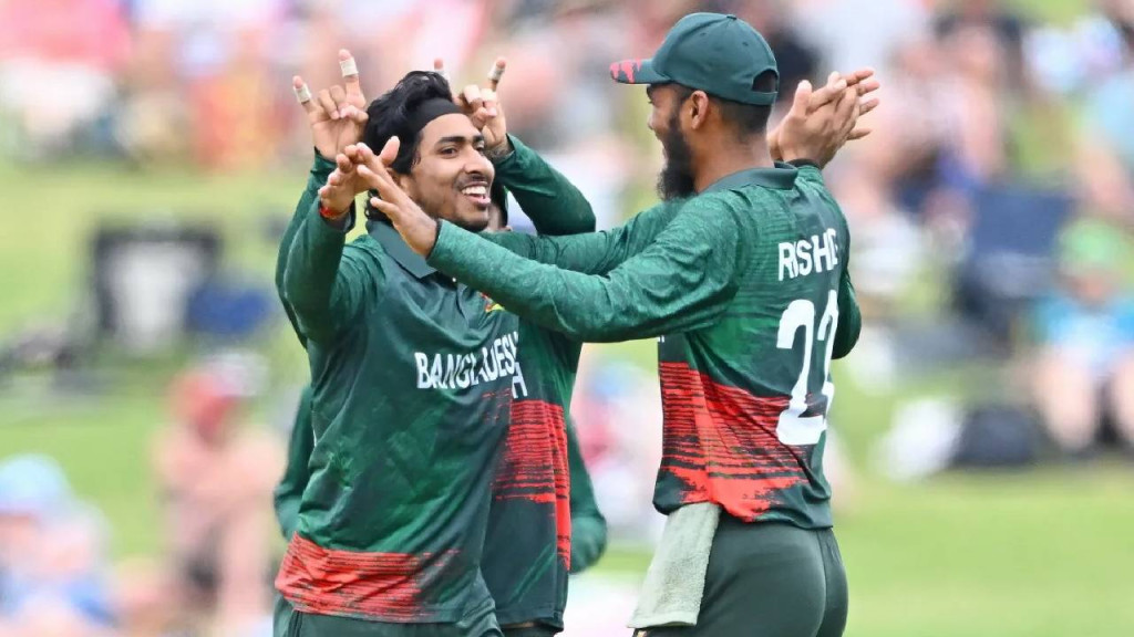 সৌম্যকে নিয়ে ফিল্ডিংয়ে বাংলাদেশ