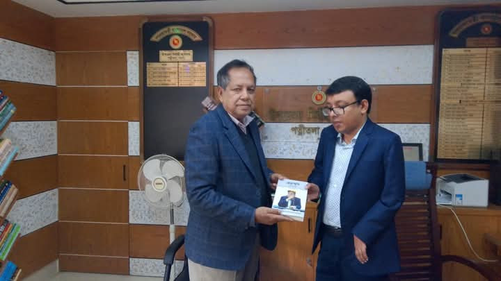 উপজেলা নির্বাহী অফিসার আলিমুজ্জামান মিলনকে বই উপহার দিলেন- আব্দুর রউফ মান্নান