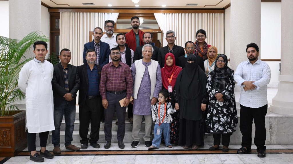 জুলাইয়ের শহীদ পরিবারের কয়েকজনের প্রধান উপদেষ্টার সঙ্গে সাক্ষাৎ