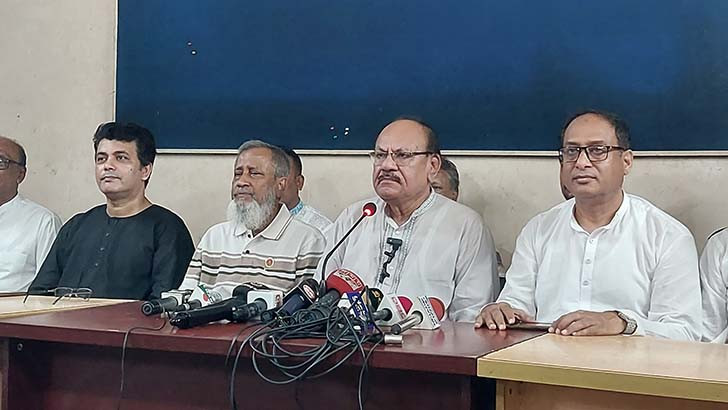 দুই দোকানসহ খাদে যাত্রীবাহী বাস