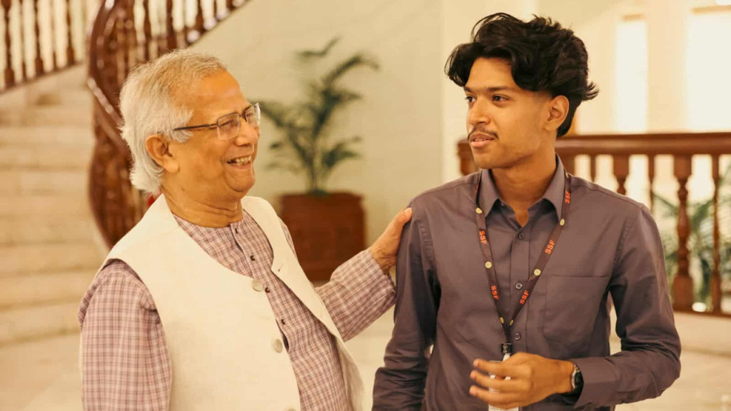 মেঘের হাতে পূর্বাচলের প্লটের দলিল হস্তান্তর করলেন প্রধান উপদেষ্টা