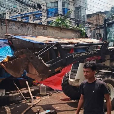 মহাখালীর ফুটপাত থেকে শতাধিক অবৈধ দোকান উচ্ছেদ করলো ডিএনসিসি