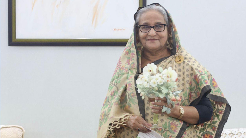 শেখ হাসিনাকে ‌‌‘ইকেবানা’ উপহার পাঠালেন বাবা হারানো জাপানি কন্যা