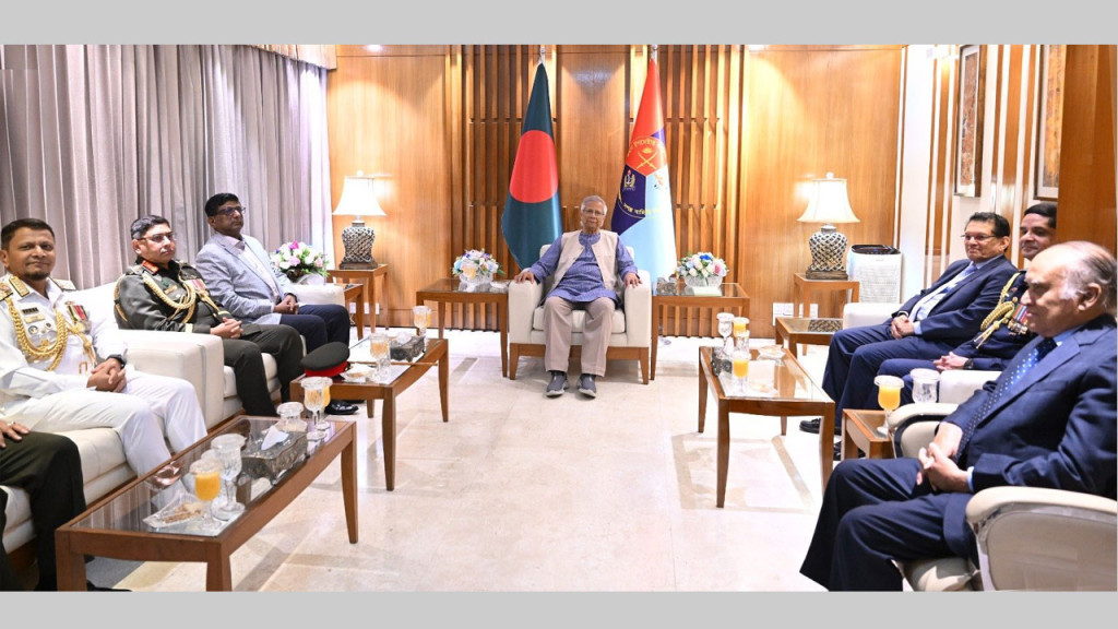প্রধান উপদেষ্টার সঙ্গে তিন বাহিনীর প্রধানদের সাক্ষাৎ