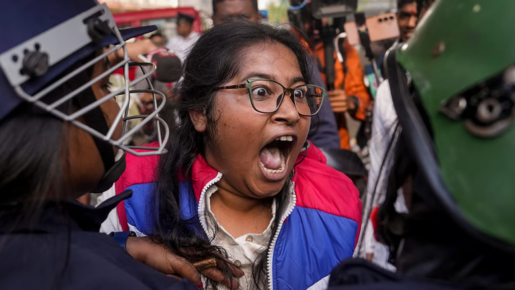 কলকাতায় বাংলাদেশ উপ-হাইকমিশনের দিকে আসা বিক্ষোভকারীদের ব্যাপক লাঠিচার্জ