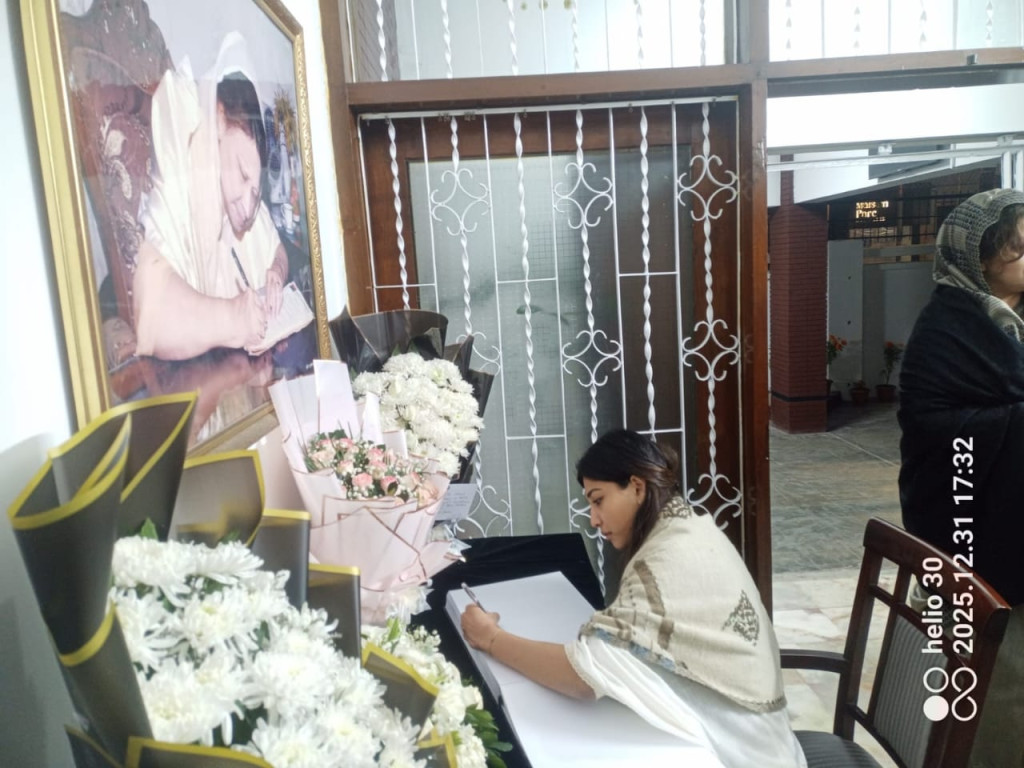 বিএনপি কার্যালয়ে শোক বইতে স্বাক্ষর করেন মেজর (অব.) অবদুল মান্নানের ছোট মেয়ে তাজরিনা মান্নান