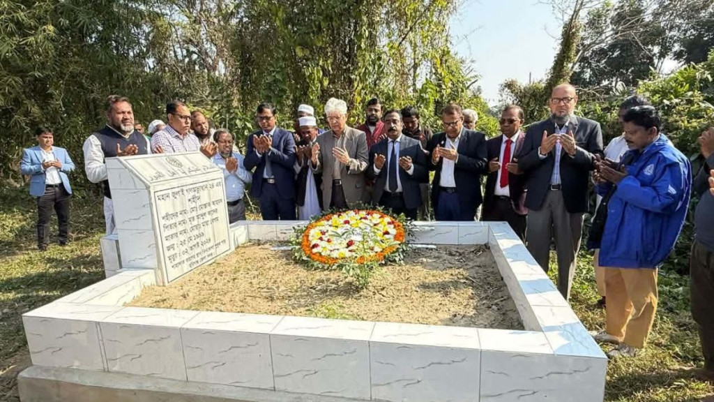 শহীদ মোস্তাক আহমেদের কবর জিয়ারত করলেন উপদেষ্টা আদিলুর রহমান