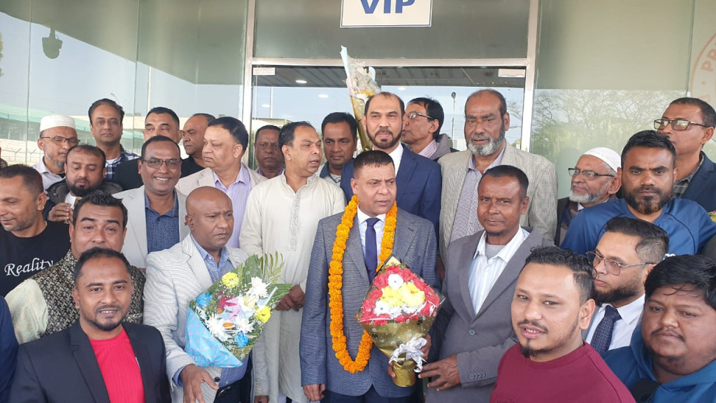 দীর্ঘ ১৭ বছর পর যুক্তরাজ্য থেকে স্বদেশের মাটিতে পা রাখলেন জগন্নাথপুর উপজেলার সাবেক ছাত্রদল নেতা মির্জা লিক্সন ও আকিকুর রহমান চৌধুরী