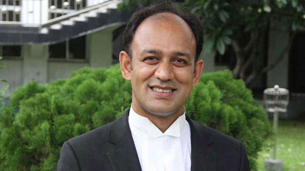 আদালতের ভেতরে ট্রাম্প, বাইরে নিজ দেহে আগুন দিলেন যুবক