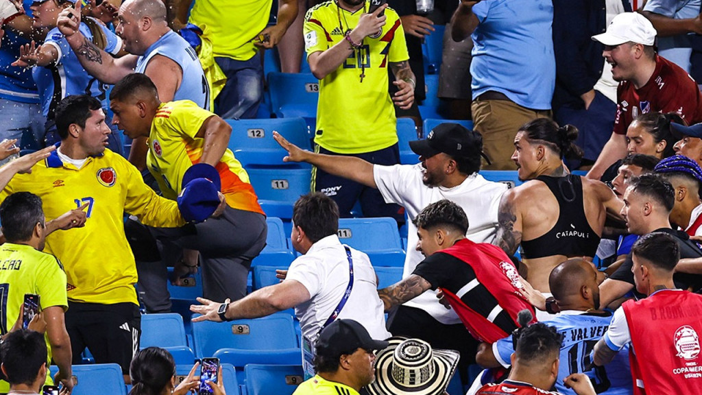 ম্যাচ হেরে কলম্বিয়ান সমর্থকদের পেটালেন উরুগুয়ের ফুটবলাররা