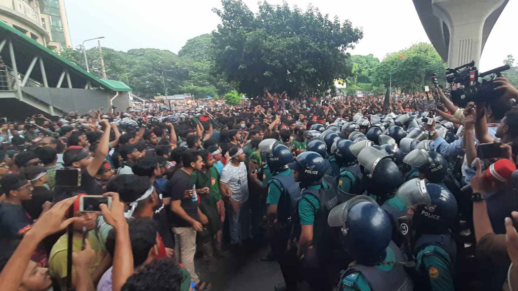 ‘লক্ষ্মী ভাইয়েরা প্লিজ শাহবাগ মোড়ে চলে যান’