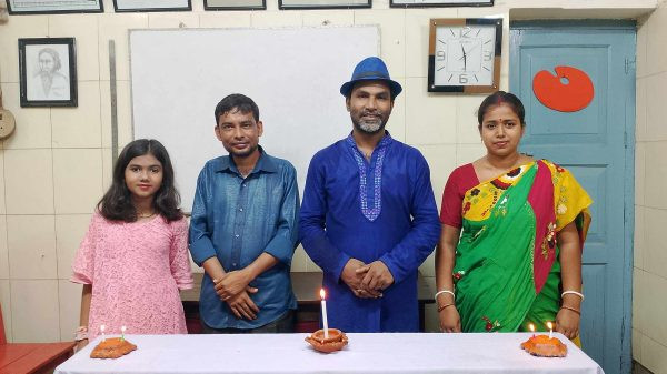 খুলনা আর্ট একাডেমিতে দশটি মোমবাতি জ্বালিয়ে চিত্রশিল্পীদের স্মরণে বিশেষ দিন পালন