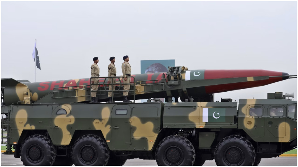 ভারতের বিরুদ্ধে পারমাণবিক অস্ত্র ব্যবহার করতে পারে পাকিস্তান