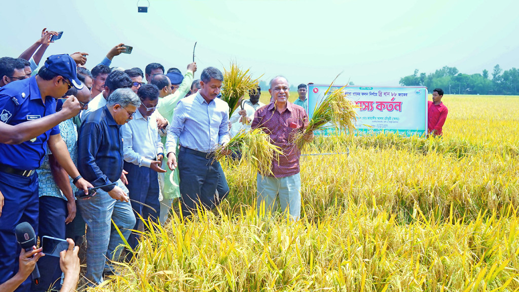 কৃষকদের উৎপাদিত পণ্যের ন্যায্যমূল্য নিশ্চিত করতে হবে