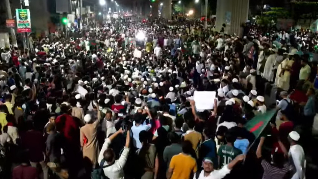 শাহবাগ ছেড়ে আন্দোলনকারীরা এবার ইন্টারকন্টিনেন্টাল মোড়ে