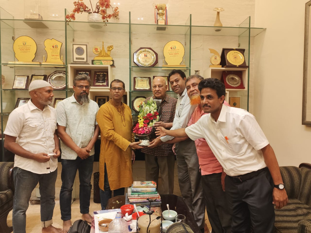 "অসুস্থ মেজর (অবঃ) আবদুল মান্নানকে দেখতে গেলেন বিকল্পধারা বাংলাদেশের কেন্দ্রীয় নেতৃবৃন্দ"