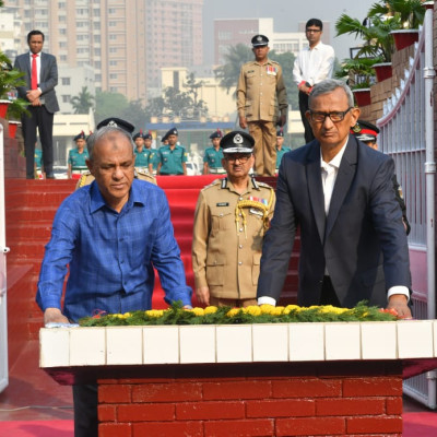 রাজারবাগ পুলিশ স্মৃতিসৌধে স্বরাষ্ট্র উপদেষ্টার শ্রদ্ধা নিবেদন