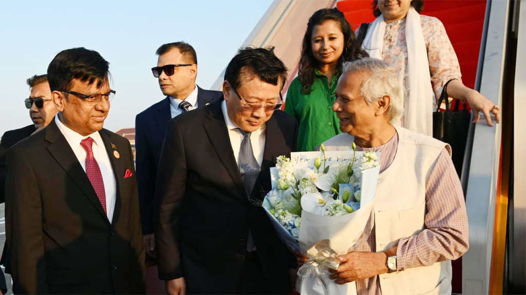 চীনে পৌঁছেছেন প্রধান উপদেষ্টা