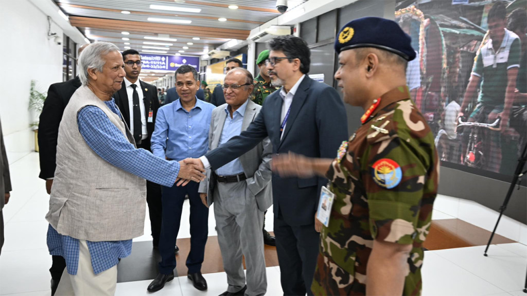 চীন সফর শেষে দেশে পৌঁছেছেন প্রধান উপদেষ্টা