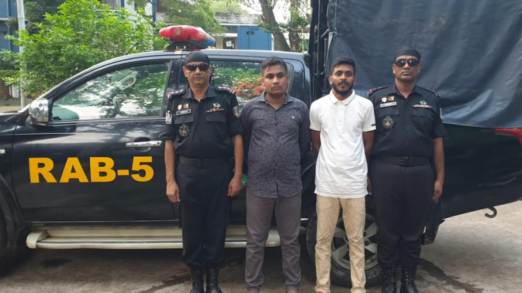 শাহরুখের ছবি থেকে গান বাদ দেওয়ায় ভক্তের অভিযোগ, ৭ বছর পর এলো রায়