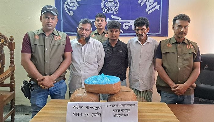 প্রাইভেটকারে মিলল ১০ কেজি গাঁজা, গ্রেপ্তার ৩