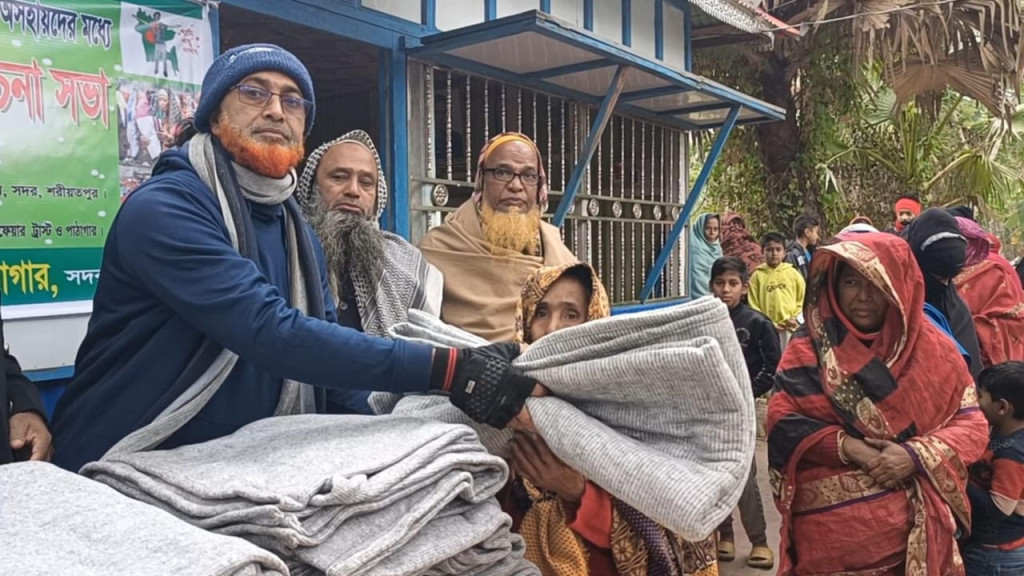 শরীয়তপুরে কানাডা প্রবাসীর অর্থায়নে শীতবস্ত্র বিতরণ