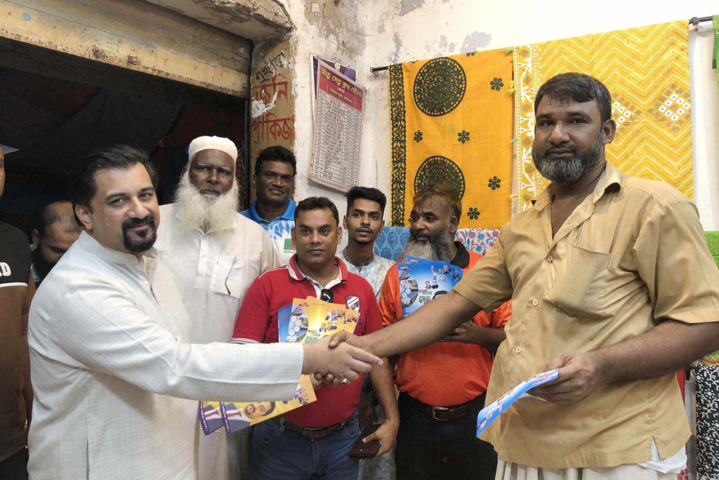 সিরাজগঞ্জে বৃষ্টিতে বিকেলে নৌকার পক্ষে  শেহেরিন সেলিম রিপনের প্রচরনা ও গণসংযোগ