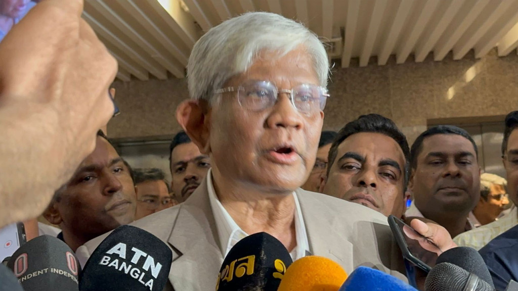 মন্ত্রীর ব্যক্তিগত সচিবের গৃহকর্মীর বাসায় টাকার পাহাড়