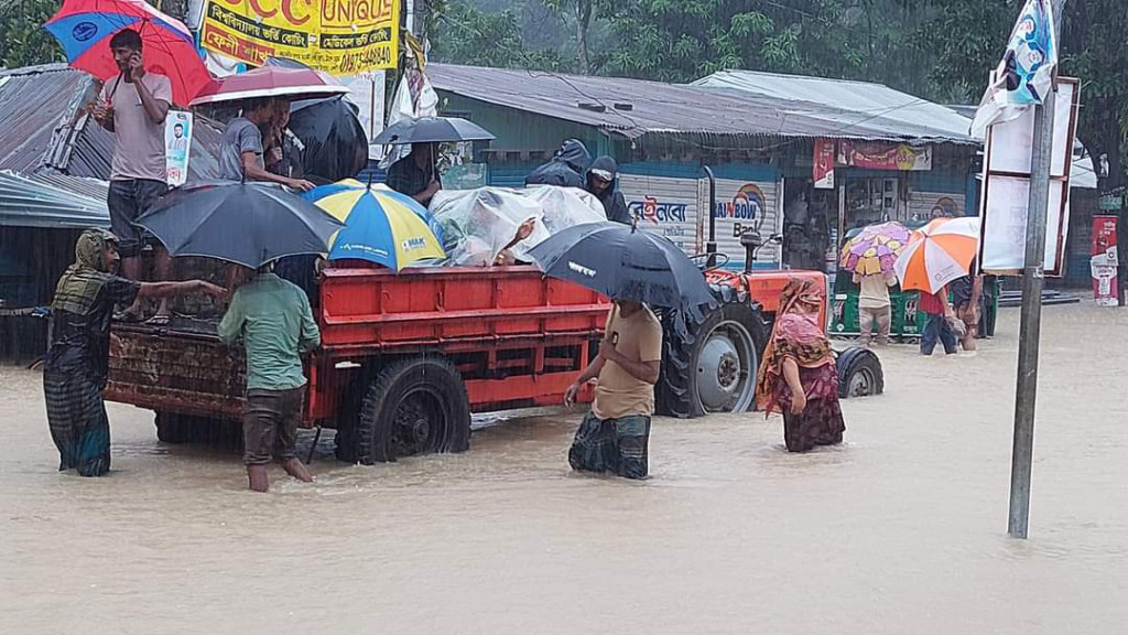 বিদ্যুৎ বিচ্ছিন্ন ফেনী, বানভাসি মানুষের দুর্ভোগ চরমে