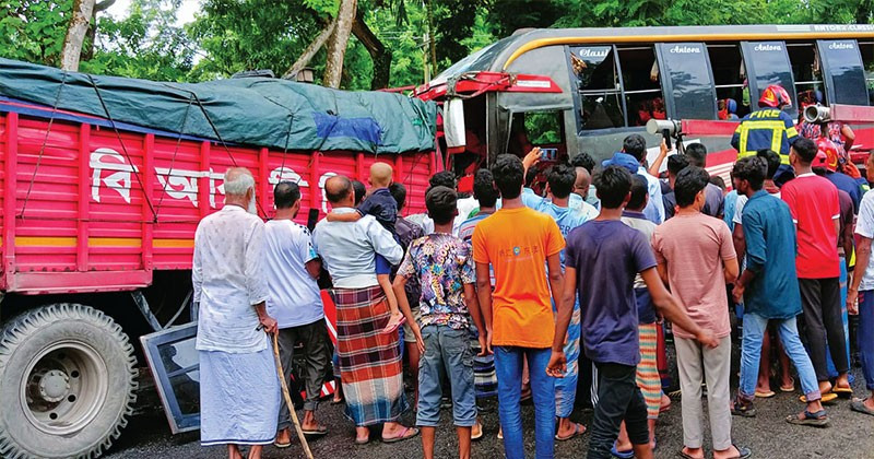 নড়াইলে বাস-ট্রাকের মুখোমুখি সংঘর্ষে আহত ১০