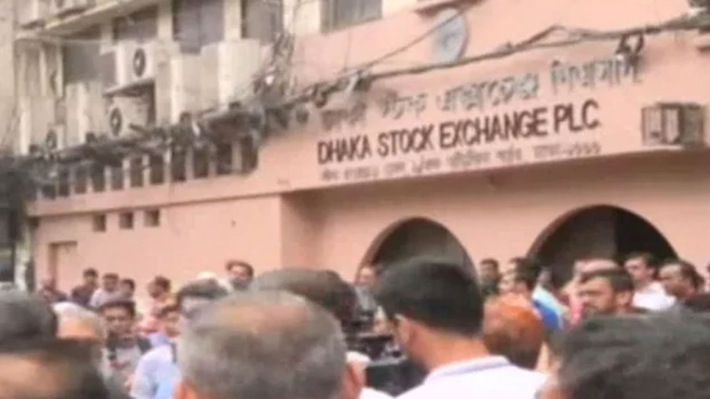 শেয়ার বাজারে বড় ধসে বিনিয়োগকারীদের বিক্ষোভ