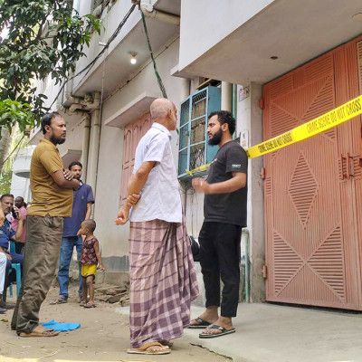 নিজের গলায় ছুরি চালালেন সাবেক হোমিও চিকিৎসক