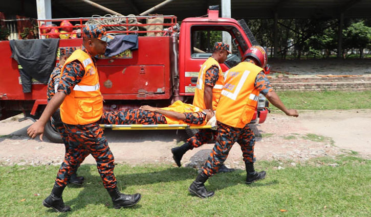নড়াইলে ফায়ার সার্ভিসের জরুরি মুহূর্তে করণীয় বিষয়ে মহড়া