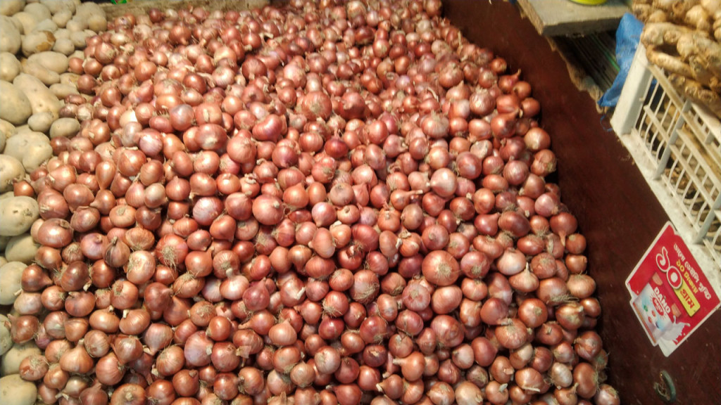 দাম নিয়ন্ত্রণে পেঁয়াজ আমদানিতে আরও শুল্ক কমানোর প্রস্তাব
