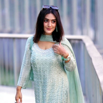 অপহরণের চেষ্টা, গাড়ি থেকে লাফিয়ে প্রাণে বাঁচলেন নায়িকা নিঝুম