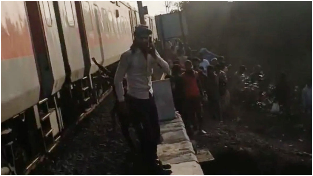 আগুনের গুজবে যাত্রীদের ঝাঁপ, পিষে গেল অন্য ট্রেন, হতাহত বহু