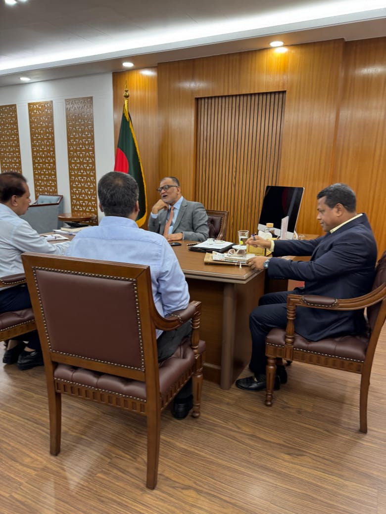 বাণিজ্য উপদেষ্টার সাথে সম্মিলিত ব্যবসায়ী পরিষদের নেতৃবৃন্দের বৈঠক