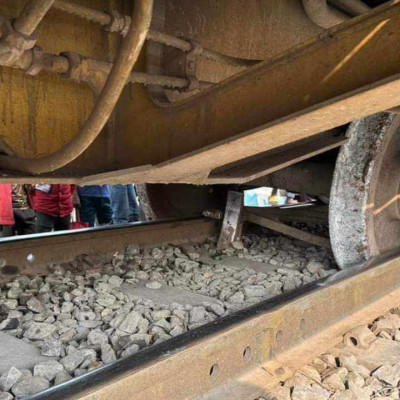 উত্তরার আব্দুল্লাহপুরে মালবাহী ট্রেনের বগি লাইনচ্যুত