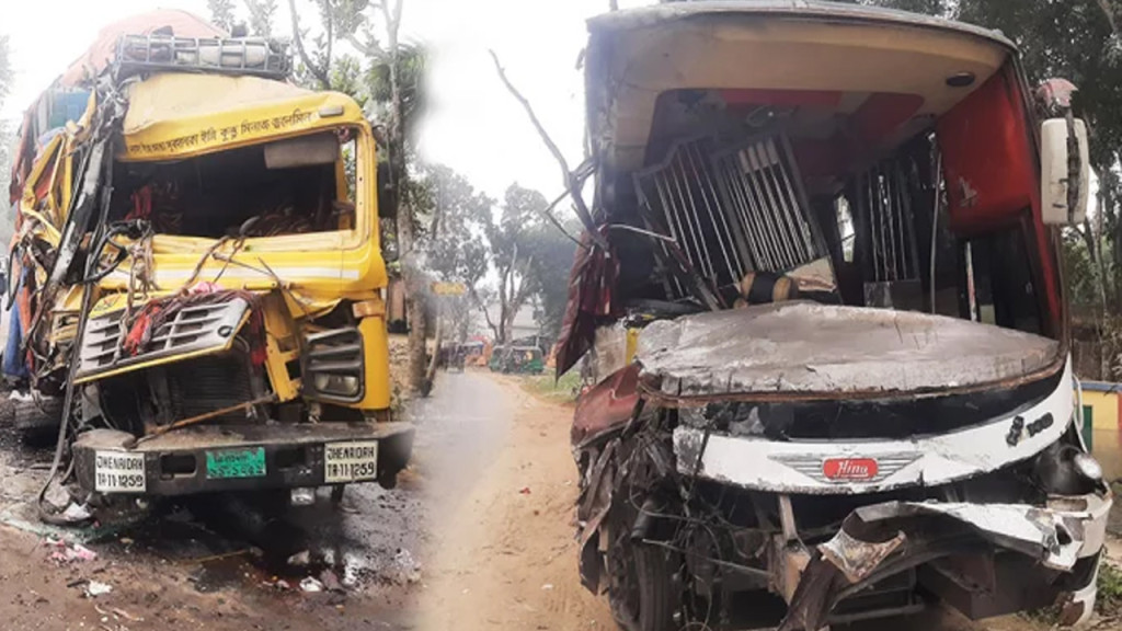 নাটোরে বাস-ট্রাকের মুখোমুখি সংঘর্ষে আহত ১০