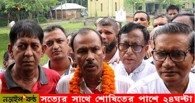 নড়াইলের সেই কলেজ শিক্ষককে গলায় ফুলের মালা পরিয়ে বরণ…