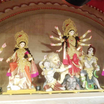 উৎসবের সাজে তরুণ-তরুণীদের ভিড় বনানী মণ্ডপে