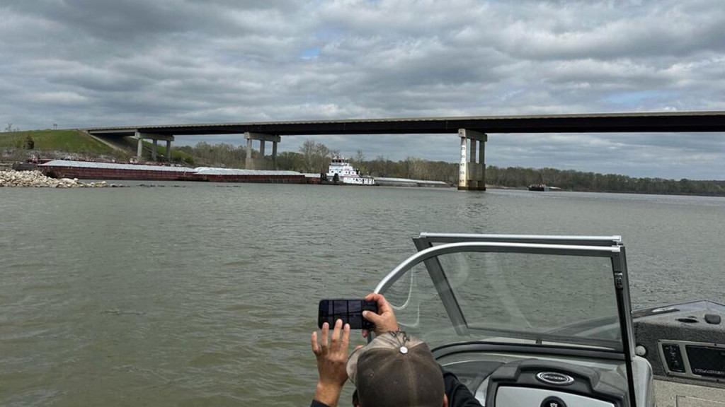 আমেরিকায় ফের সেতুতে ধাক্কা দিলো বার্জ